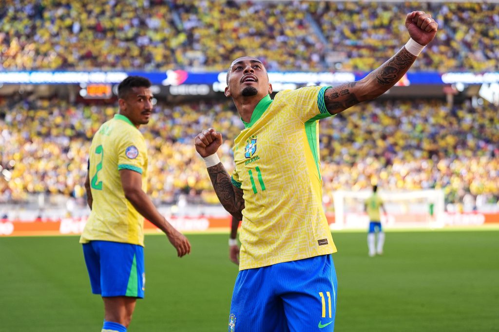 Brasil não marcava gol de falta desde 2019; Raphinha acabou com essa sina. (Photo by Thearon W. Henderson/Getty Images)