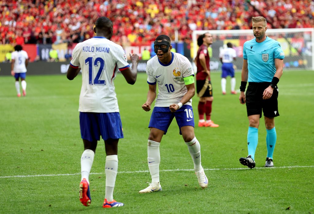 Mbappé comemora gol junto de Kolo Muani contra a Bélgica  (Photo by Carl Recine/Getty Images)