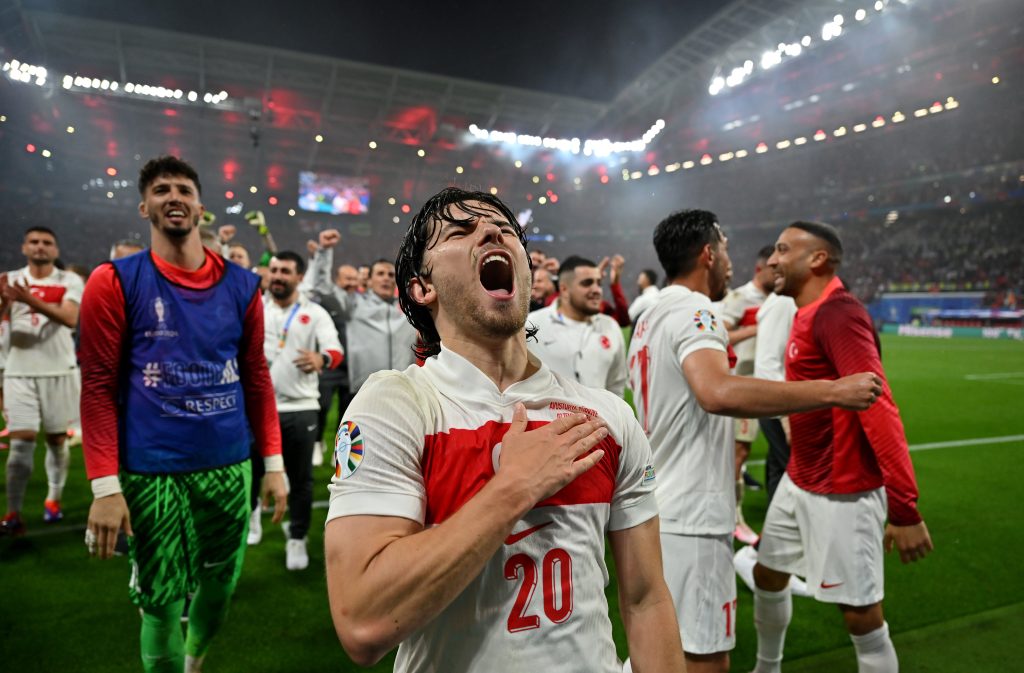Jogadores da Turquia celebram a classificação. (Photo by Dan Mullan/Getty Images)